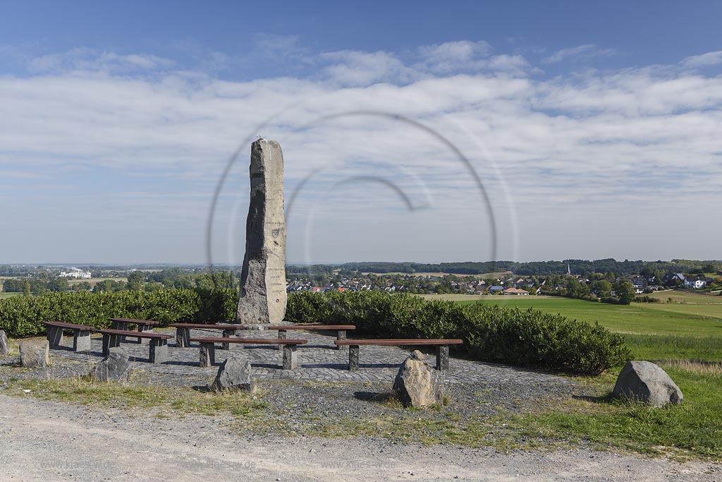 Zuelpich Schwerfen, Matthias-Saeule, Basaltsaeule, die dem Hl. Matthias und seinen Verehrern gewidmet ist; Zuelpich Schwerfen, pillar Matthias-Saeule.