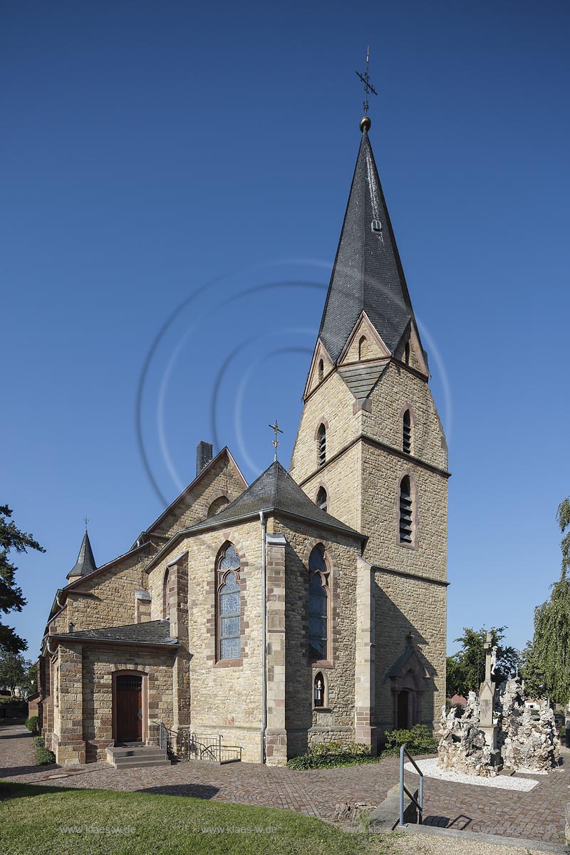 Zuelpich-Schwerfen, Kirche St. Dionysius, sie wurde zwischen 1891 und 1893 erbaut; Zuelpich-Schwerfen, church St. Dionysius.