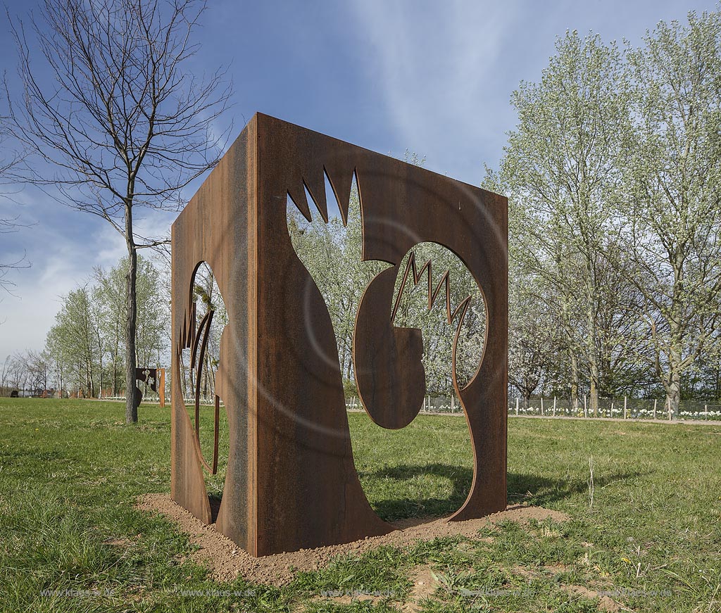 Zuelpich, Corten Stahl Skulpur der Kuensterin Marti Faber im Seepark auf dem Gelaende der Landesgartenschau 2014; Zuelpich, regional garden and flower festival "Landesgartenschau" Zuelpich 2014, corten steel sculpture at "Seepark".