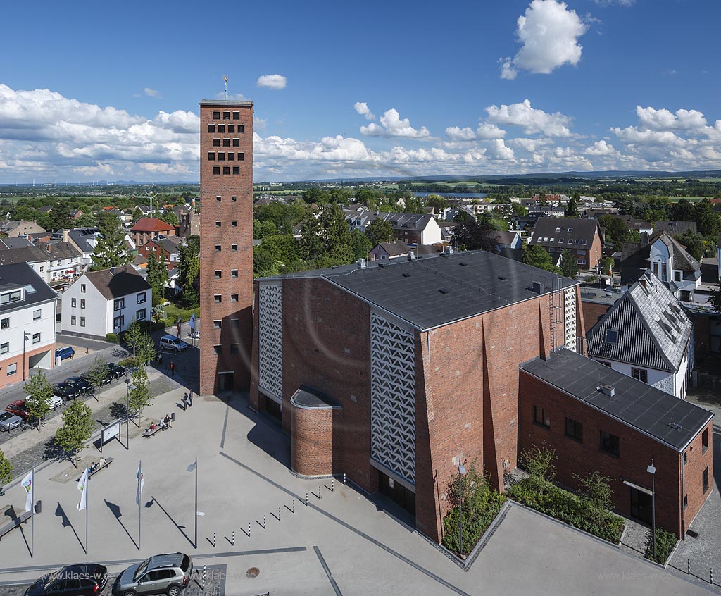 Zuelpich; Blick vom Turm der "Landesburg Zuelpich" ueber farrkirche St. Peter und Stadt mit dem Wassersportsee im Hintergrund; Zuelpich, view from the tower of castle "Landesburg Zuelpich" over parish churchSt. Peter with lake Wassersportsee in the background.