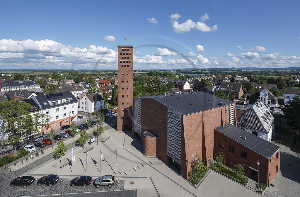 Zuelpich; Blick vom Turm der "Landesburg Zuelpich" ueber farrkirche St. Peter und Stadt mit dem Wassersportsee im Hintergrund; Zuelpich, view from the tower of castle "Landesburg Zuelpich" over parish churchSt. Peter with lake Wassersportsee in the background.