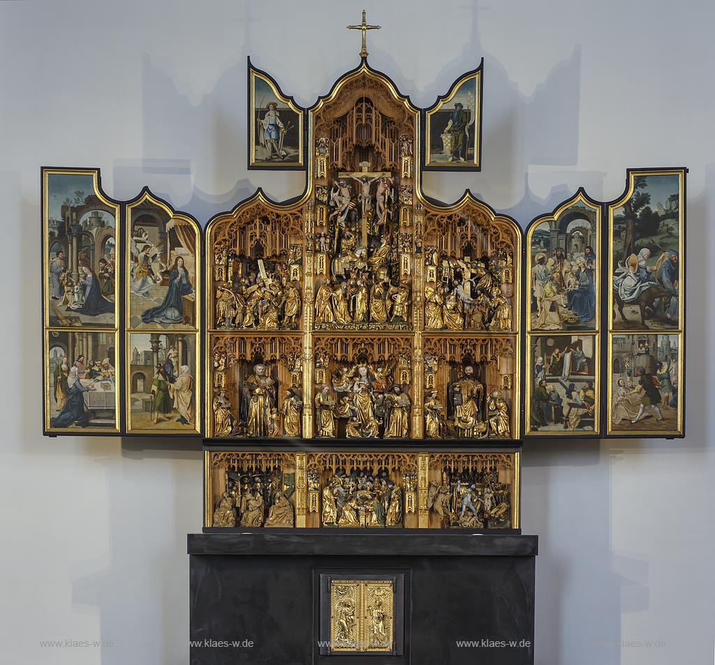 Zuelpich St. Peter Kirche Innenansicht, Antwerpener Hauptaltarretabel, um 1525, Figuren Holz, geschnitzt, mit urspruenglicher Farbfassung, aufgestellte Altarfluegel Holztafeln, Altarschrein; Zuelpich church St. Peter interior view, main altar.