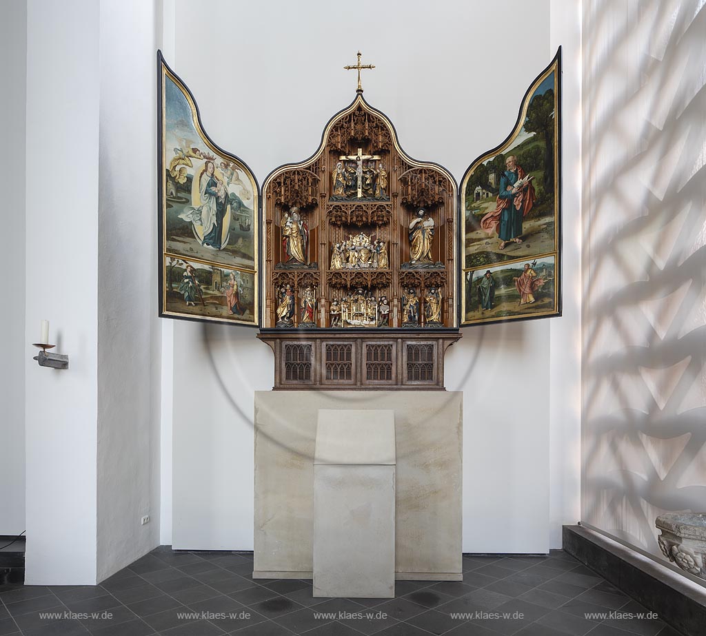 Zuelpich St. Peter Kirche Innenansicht, Antwerpener Seitenaltarretabel, um 1525/30, Figuren Holz, geschnitzt, mit urspruenglicher Farbfassung, aufgestellte Altarfluegel Holztafeln, Altarschrein; Zuelpich church St. Peter interior view,side altar.