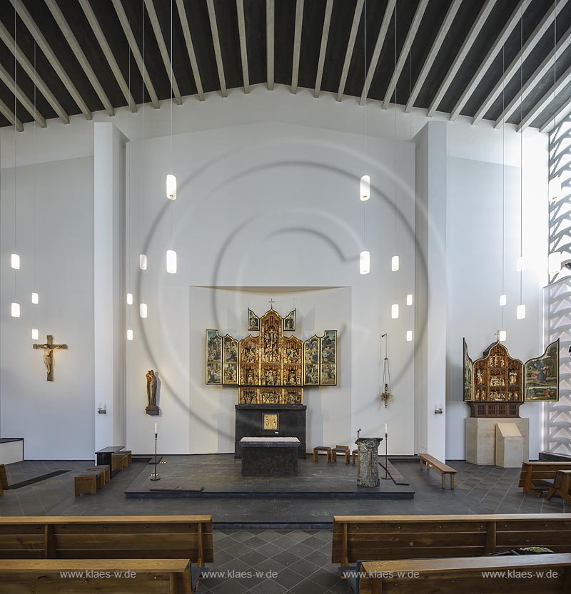 Zuelpich St. Peter Kirche Innenansicht, mit beiden Antwerpener Altaeren, Hauptaltarretabel um 1525 und Seitenaltar, um 1525/30, Figuren Holz, geschnitzt, mit urspruenglicher Farbfassung, aufgestellte Altarfluegel Holztafeln, Altarschrein; Zuelpich church St. Peter interior view with main and side altar.