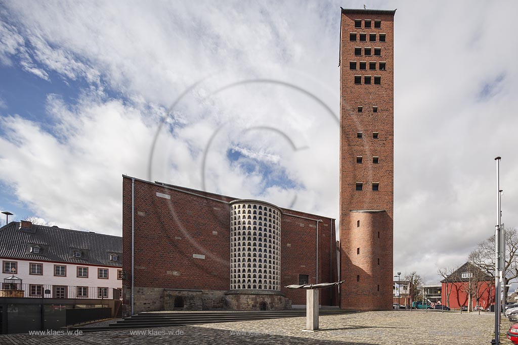 Zuelpich St. Peter Kirche in Wolkenstimmung; Zuelpich church St. Peter with atmopherc clouds