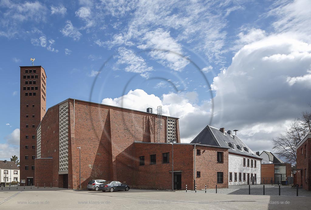 Zuelpich St. Peter Kirche in Wolkenstimmung; Zuelpich church St. Peter with atmopherc clouds