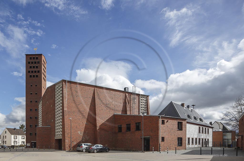 Zuelpich St. Peter Kirche in Wolkenstimmung; Zuelpich church St. Peter with atmopherc clouds