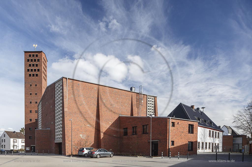 Zuelpich St. Peter Kirche in Wolkenstimmung; Zuelpich church St. Peter with atmopherc clouds