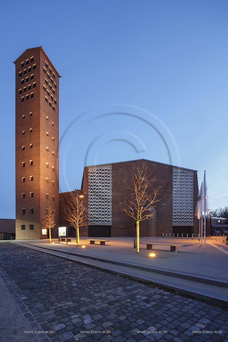 Zuelpich, St. Peter Kirche zur blauen Stunde; Zuelpch church St. Peter during blue hour