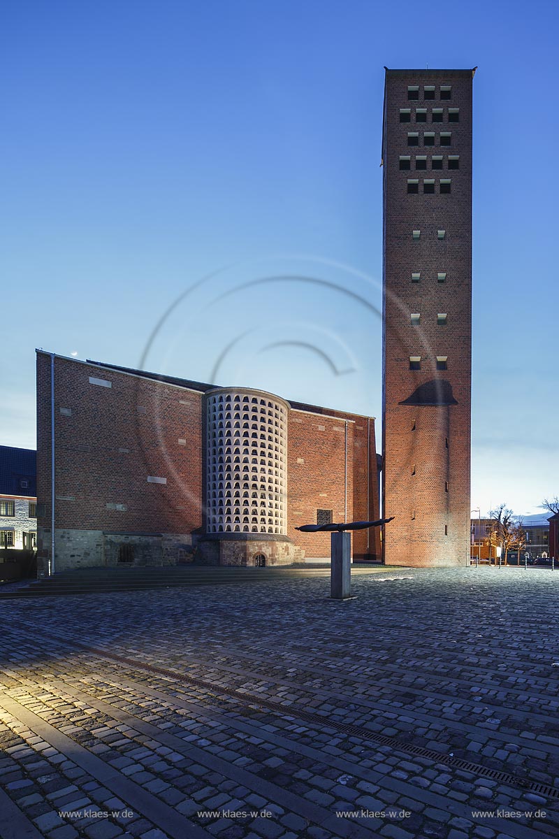 Zuelpich, St. Peter Kirche zur blauen Stunde; Zuelpch church St. Peter during blue hour