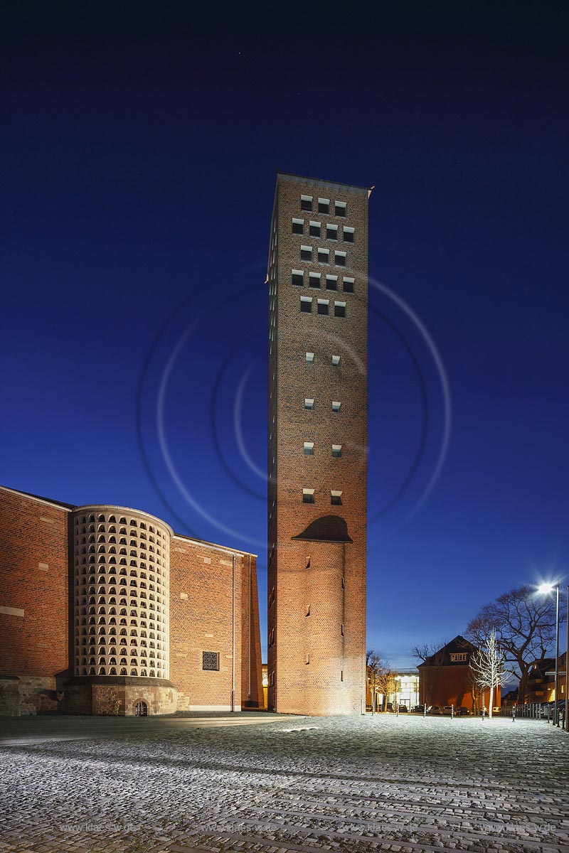 Zuelpich, St. Peter Kirche zur blauen Stunde; Zuelpch church St. Peter during blue hour