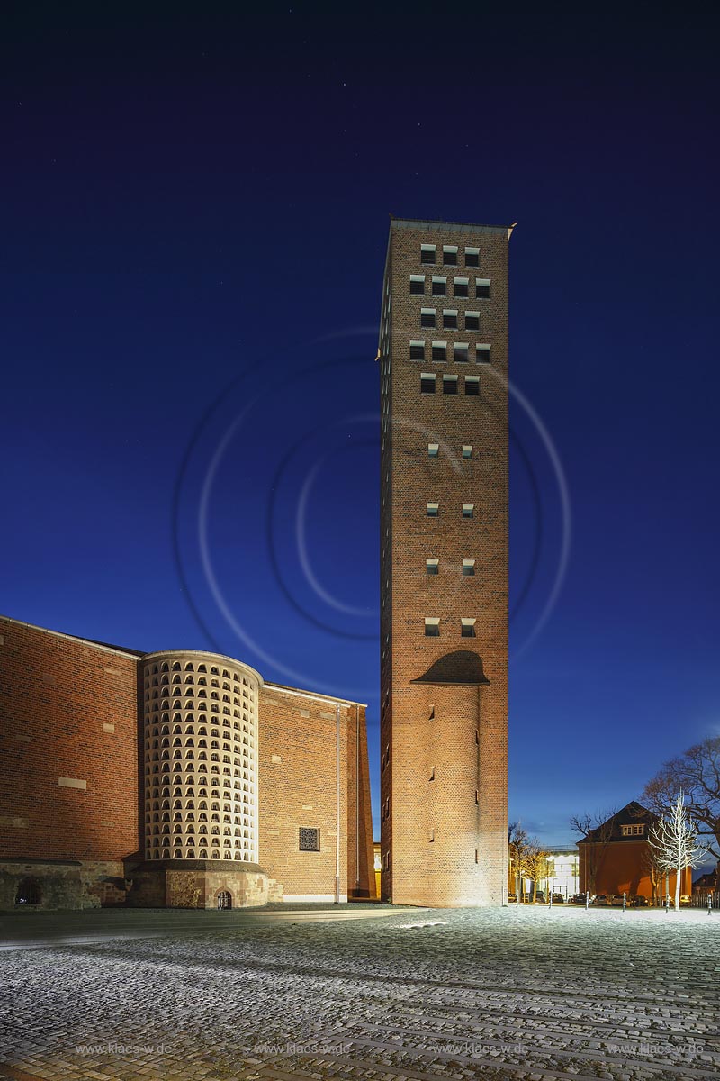 Zuelpich, St. Peter Kirche zur blauen Stunde; Zuelpch church St. Peter during blue hour