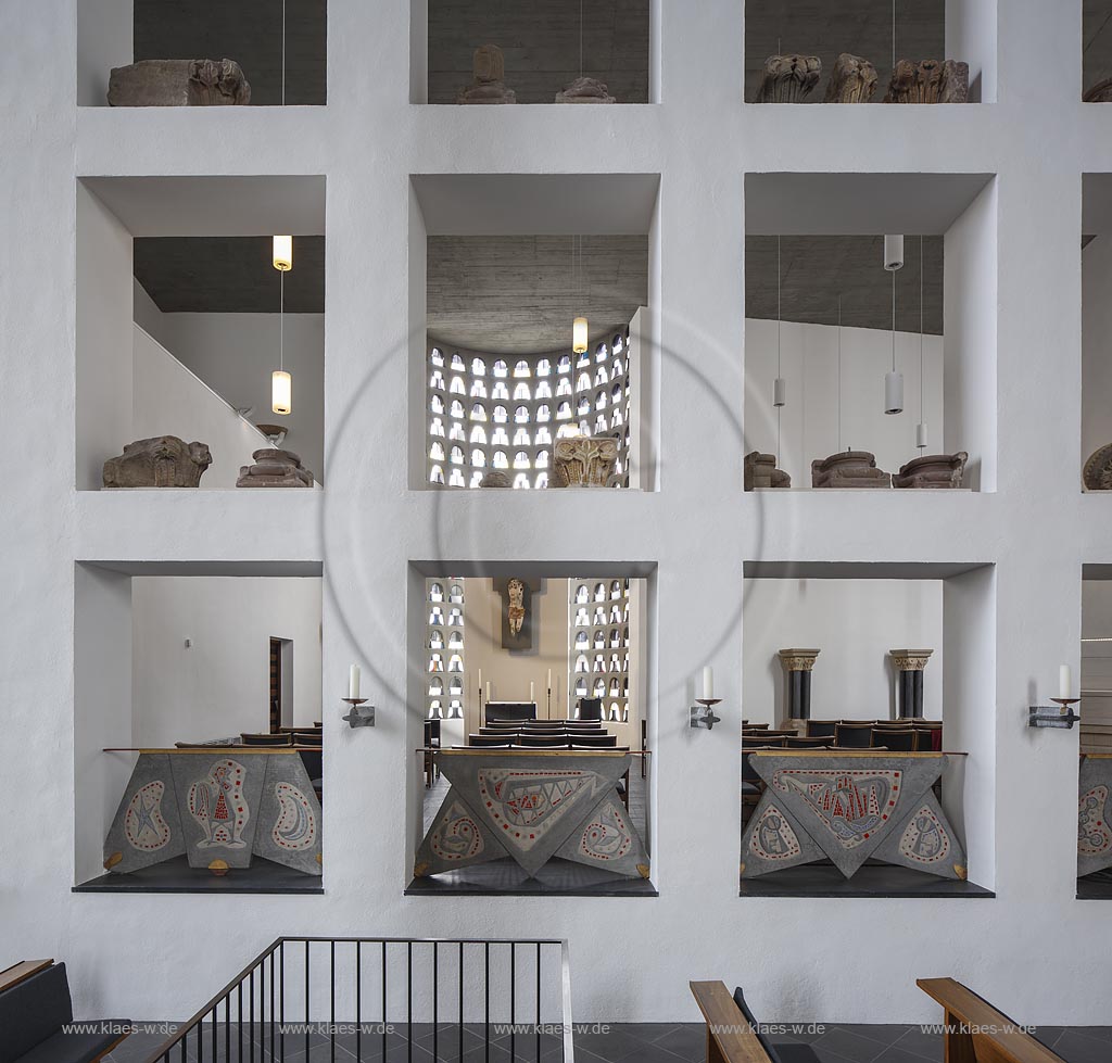 Zuelpich St. Peter Kirche Innenansicht, monumentale verputzte Betongitterwand mit der dahinterliegenden Annokapelle; Zuelpich church St. Peter interior view, concrete lattice element wall with the behind chapel "Annokapelle".