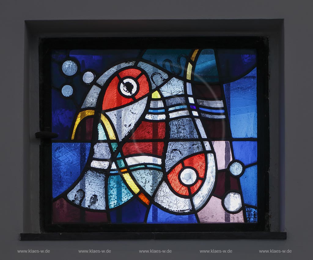 Zuelpich St. Peter Kirche, Fenster in der Taufkapelle, Buntglasscheibe mit Fischsymbol von1955; Zuelpich stained-glass window with fish symbol into baptistery.