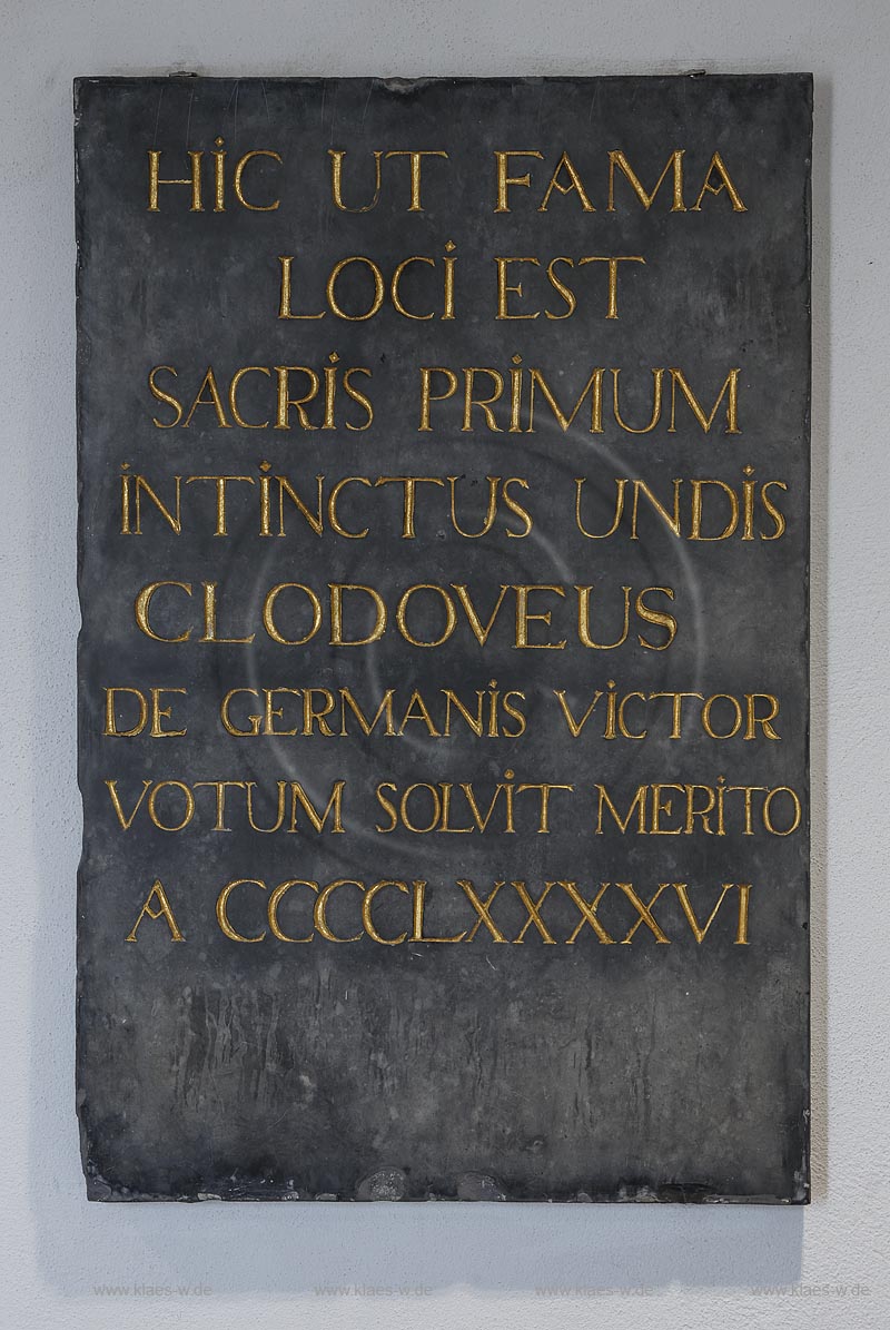 Zuelpich St. Peter Kirche, eine von zwei  lateinisch verfassten Gedenktafeln, die dort auf Geheiss Napoleons I. im Jahre 1811 angebracht worden sind und daran erinnern, dass sich Chlodwig nach seinem Sieg ueber die Alamannen bei Zuelpich habe taufen lassen und Zuelpich somit die Wiege Frankreichs ist; Zuepich, church St. Peter, memorial plaque with latin written inscription at Napolen I's behest affixed in the crypt of St. Peter in the year 1811.