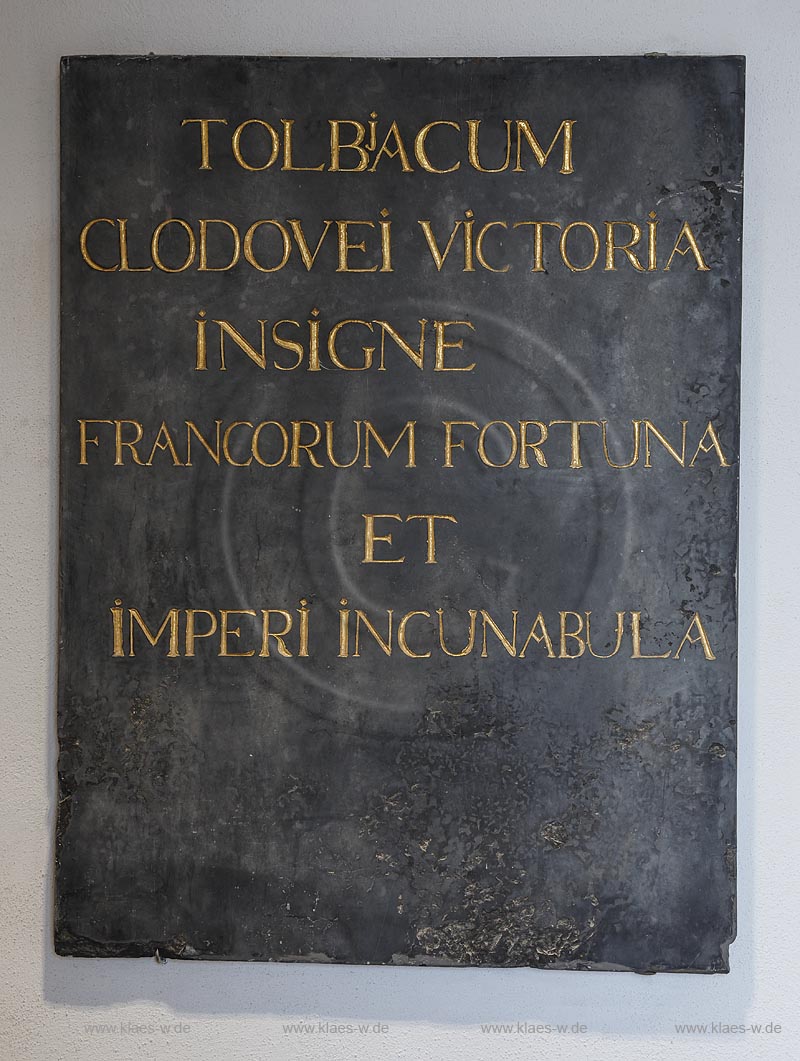 Zuelpich St. Peter Kirche, eine von zwei  lateinisch verfassten Gedenktafeln, die dort auf Geheiss Napoleons I. im Jahre 1811 angebracht worden sind und daran erinnern, dass sich Chlodwig nach seinem Sieg ueber die Alamannen bei Zuelpich habe taufen lassen und Zuelpich somit die Wiege Frankreichs ist; Zuepich, church St. Peter, memorial plaque with latin written inscription at Napolen I's behest affixed in the crypt of St. Peter in the year 1811.