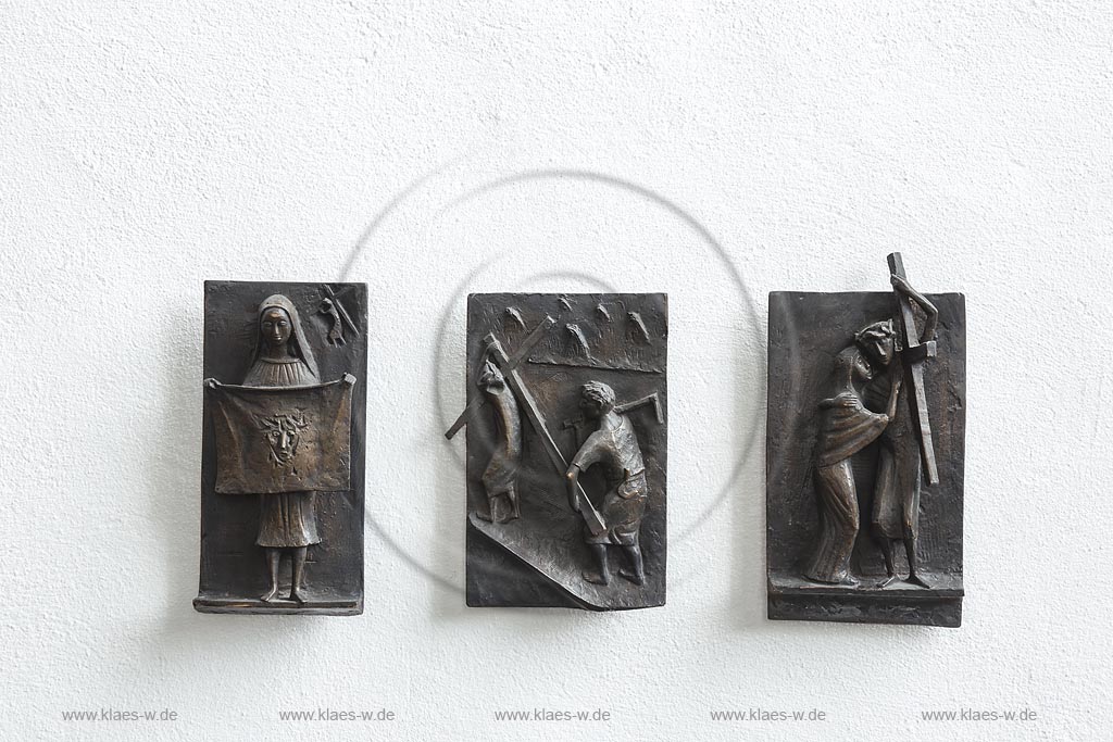 Zuelpich St. Peter Kirche, Kreuzweg, "Olaf Hoehnen" 1961/62, Bronze [Dauerleihgabe aus St. Johann Baptist, Koeln] aus. Kreuzwegstation aus einem Zyklus 14 kleinformatiger Reliefs; Zuelpich, church St. Peter, station of the cross, bronze relief "Olaf Hoehnen" 1961/62.    