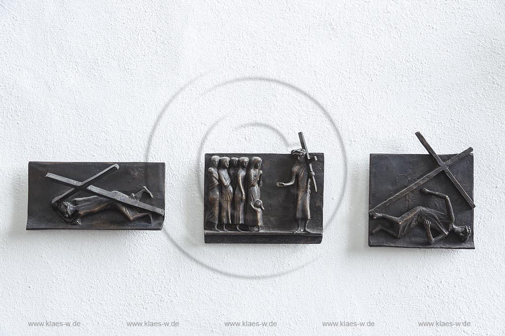 Zuelpich St. Peter Kirche, Kreuzweg, "Olaf Hoehnen" 1961/62, Bronze [Dauerleihgabe aus St. Johann Baptist, Koeln] aus. Kreuzwegstation aus einem Zyklus 14 kleinformatiger Reliefs; Zuelpich, church St. Peter, station of the cross, bronze relief "Olaf Hoehnen" 1961/62.    