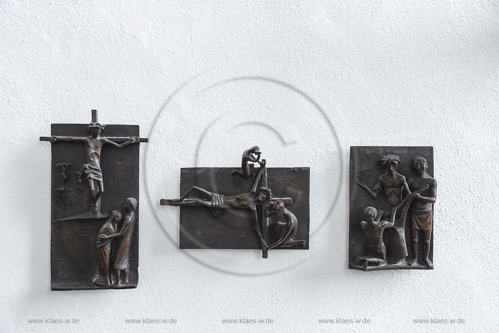 Zuelpich St. Peter Kirche, Kreuzweg, "Olaf Hoehnen" 1961/62, Bronze [Dauerleihgabe aus St. Johann Baptist, Koeln] aus. Kreuzwegstation aus einem Zyklus 14 kleinformatiger Reliefs; Zuelpich, church St. Peter, station of the cross, bronze relief "Olaf Hoehnen" 1961/62.    