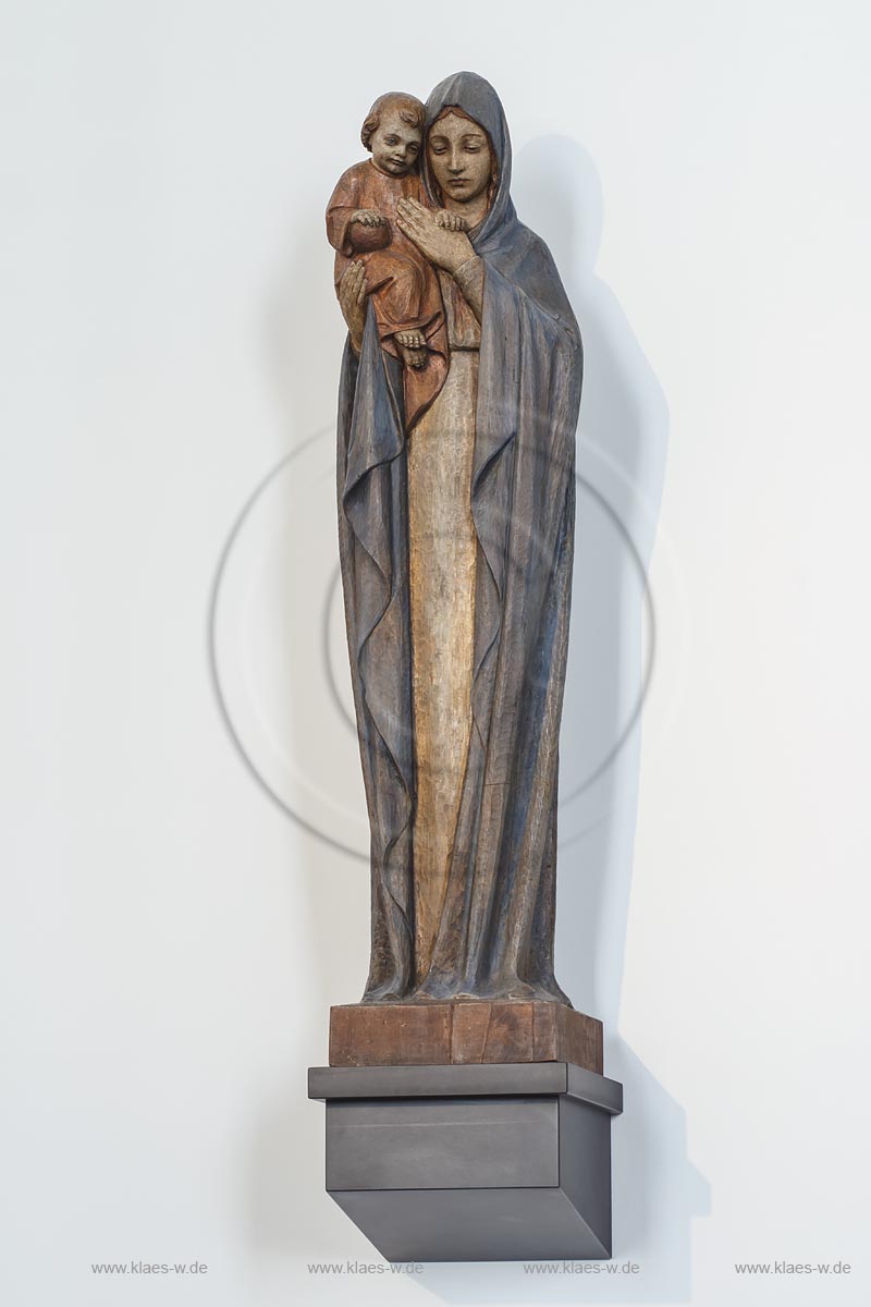 Zuelpich St. Peter Kirche Innenansicht, die Madonna mit Kind ist dem Bildhauer "Franz Albermann" zugewiesen; Zuelpich church St. Peter interior view, Madonna with chield, "Franz Albermann".