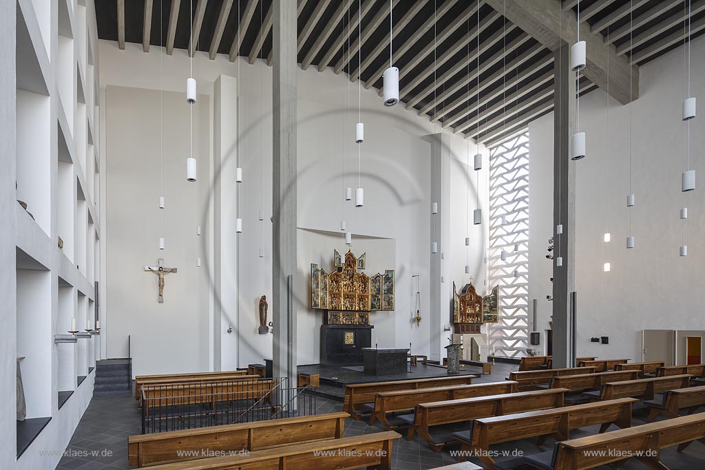 Zuelpich St. Peter Kirche Innenansicht, mit beiden Antwerpener Altaeren, Hauptaltarretabel um 1525 und Seitenaltar, um 1525/30, Figuren Holz, geschnitzt, mit urspruenglicher Farbfassung, aufgestellte Altarfluegel Holztafeln, Altarschrein; Zuelpich church St. Peter interior view with main and side altar.