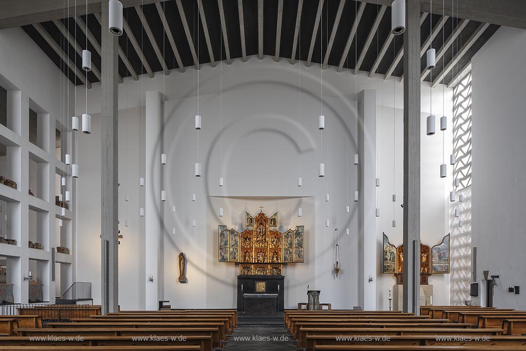 Zuelpich St. Peter Kirche Innenansicht, mit beiden Antwerpener Altaeren, Hauptaltarretabel um 1525 und Seitenaltar, um 1525/30, Figuren Holz, geschnitzt, mit urspruenglicher Farbfassung, aufgestellte Altarfluegel Holztafeln, Altarschrein; Zuelpich church St. Peter interior view with main and side altar.