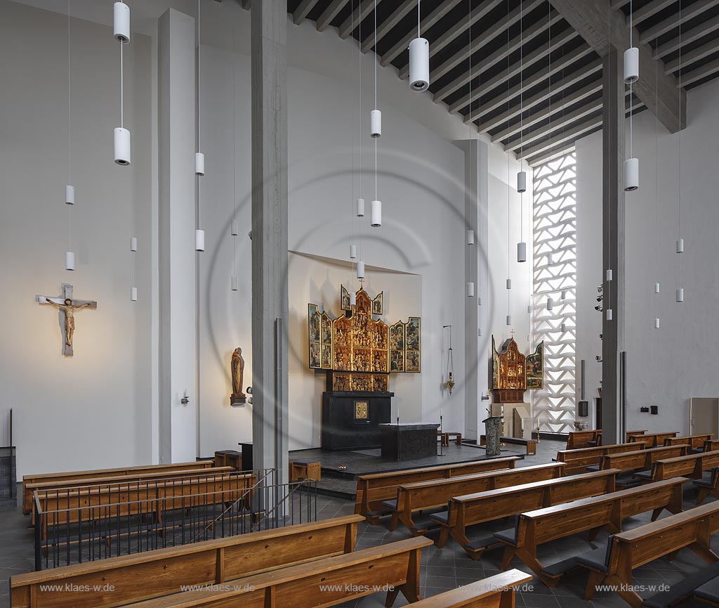 Zuelpich St. Peter Kirche Innenansicht, mit beiden Antwerpener Altaeren, Hauptaltarretabel um 1525 und Seitenaltar, um 1525/30, Figuren Holz, geschnitzt, mit urspruenglicher Farbfassung, aufgestellte Altarfluegel Holztafeln, Altarschrein; Zuelpich church St. Peter interior view with main and side altar.