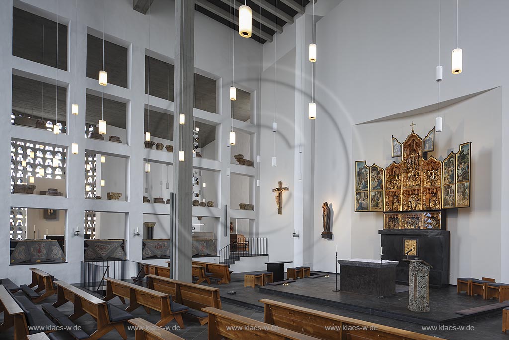 Zuelpich St. Peter Kirche Innenansicht mit Blick zum Antwerpener Hauptaltarretabel, um 1525, Figuren Holz, geschnitzt, mit urspruenglicher Farbfassung, aufgestellte Altarfluegel Holztafeln, Altarschrein. Im Hintergrund die Betongitterwand mit der dahinterliegenden Annokapelle; Zuelpich church St. Peter interior view, main altar and concrete lattice element wall with behind chapel "Annokapelle".