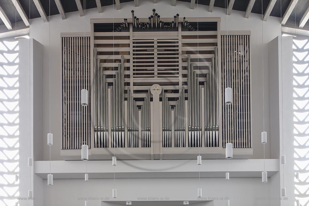 Zuelpich, St. Peter Kirche Innenansicht, die Orgel wurde 1984 von Orgelbau Weimbs unter Verwendung aelterer Teile nach rheinisch-romantischem Klangkonzept erstellt und erhielt 2013 ein neues Gehaeuse, dessen Prospekt auf die Architektur der Kirche Ruecksicht nimmt; Zuelpich church St. Peter interior view, organ.