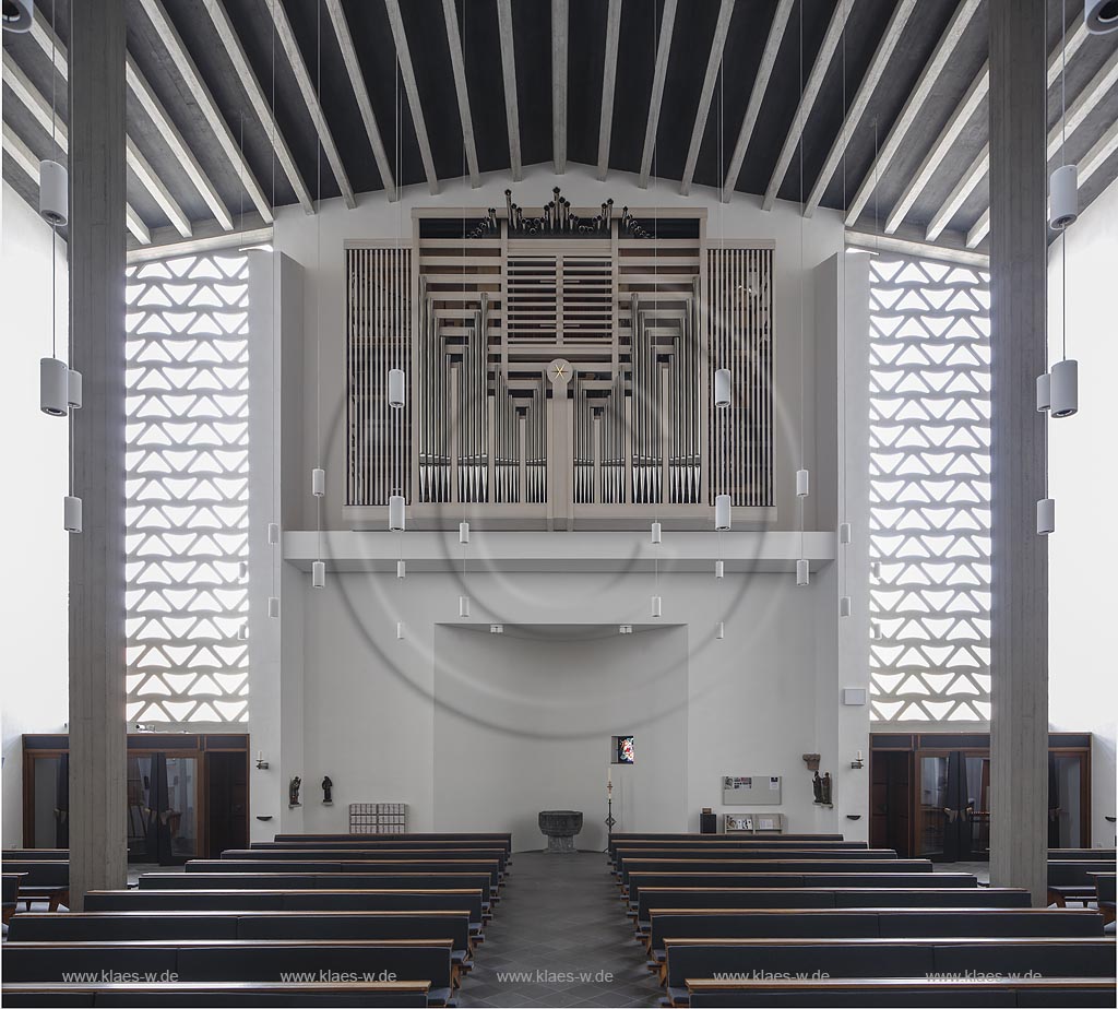 Zuelpich, St. Peter Kirche Innenansicht, Orgel ueber der Tufkapelle. Die Orgel wurde 1984 von Orgelbau Weimbs unter Verwendung aelterer Teile nach rheinisch-romantischem Klangkonzept erstellt und erhielt 2013 ein neues Gehaeuse, dessen Prospekt auf die Architektur der Kirche Ruecksicht nimmt; Zuelpich church St. Peter interior view, organ over the baptistery.