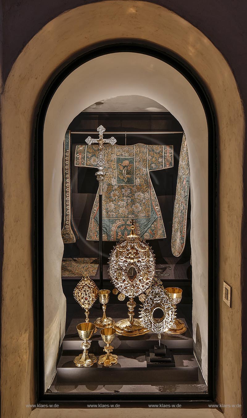 Zuelpich St. Peter Kirche Innenansicht, Krypta, Kirchenschatz, Armarium, historischen Gewaender und Geraete fuer den Gottesdienst. Werke der Barockzeit: Messkelche Silber, vergoldet, Triumphkreuz, Sonnenmonstranz, Kreuzreliquiar, Turmreliquiar, Vortragekreuz; Zuelpich church St. Peter interior view, Krypta view into the treasure room. 