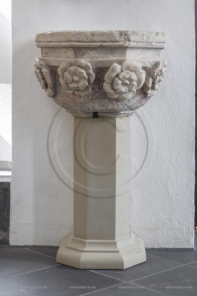 Zuelpich St. Peter Kirche Weihwasserbecken, Kalkstein, Mitte 13. Jh; Zuelpich church St. Peter interior view, holy water font, sandstone, middle of 13th century.