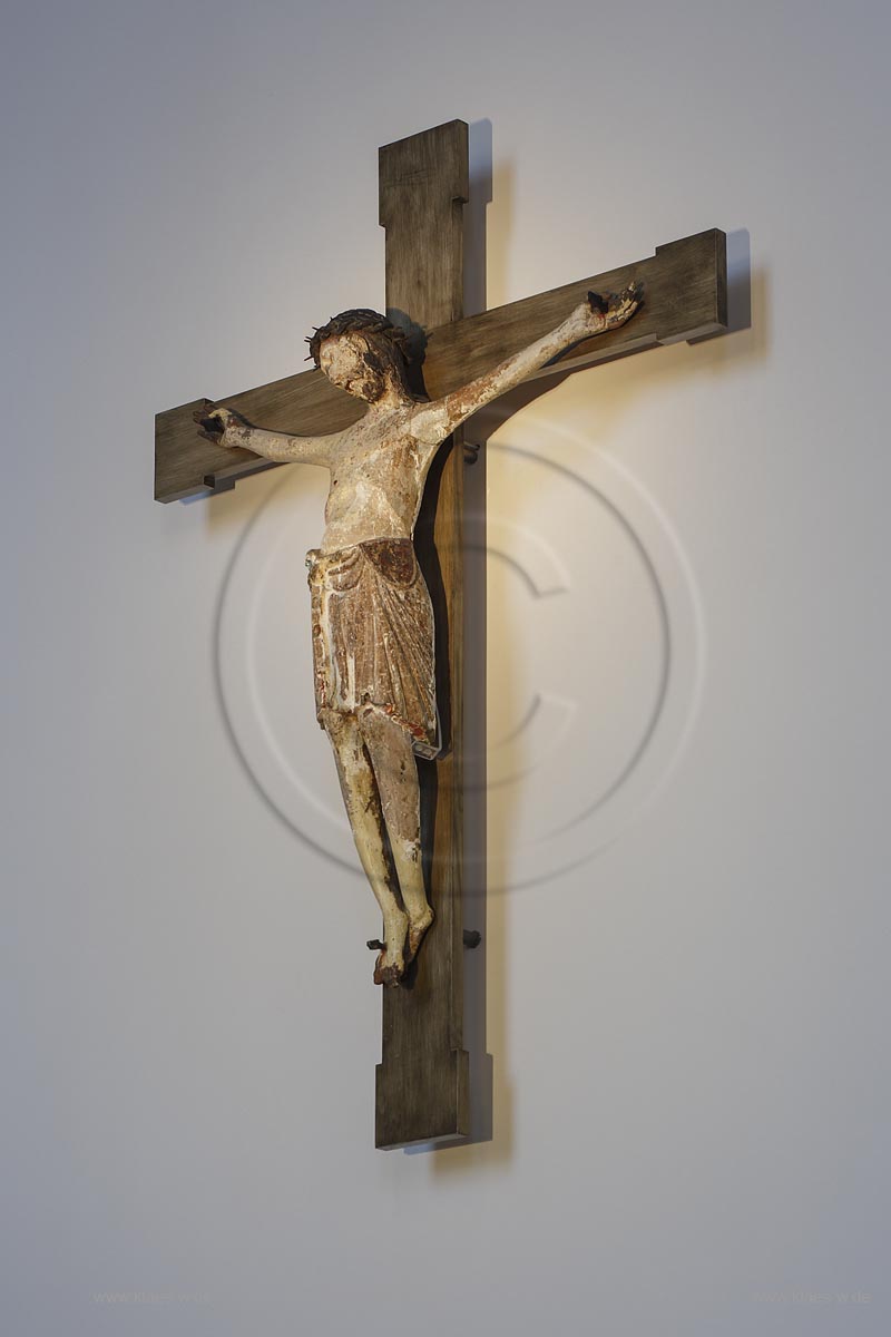 Zuelpich St. Peter Kirche Innenansicht, Kruzifix, nach 1060, spaeter veraendert, Holz mit mehrfach erneuerter farbiger Fassung, Hhe 125 cm, Breite 104 cm, Kreuz 2013 ergaenzt; Zuelpich church St. Peter interior view to the historical crucifix, after anno 1060.