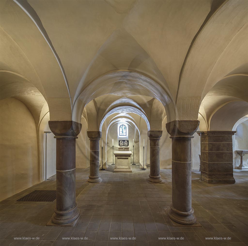 Zuelpich St. Peter Kirche Innenansicht, Blick in die Krypta zum Altar; Zuelpich church St. Peter  interior view of crypt, view to the altar.