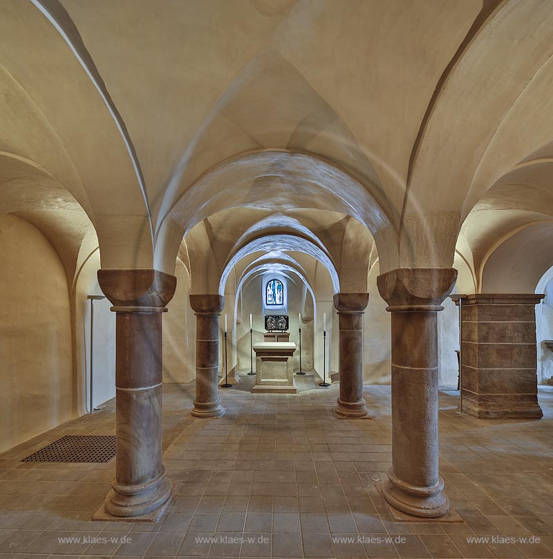 Zuelpich St. Peter Kirche Innenansicht, Blick in die Krypta zum Altar; Zuelpich church St. Peter  interior view of crypt, view to the altar.