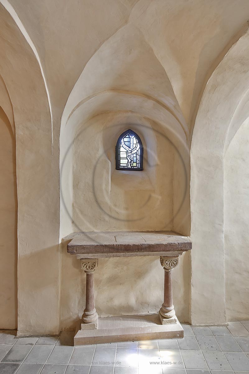 Zuelpich St. Peter Kirche Innenansicht, Kypta, Suedkrypta  Altar; Zuelpich church St. Peter  interior view, southcrypt  altar.