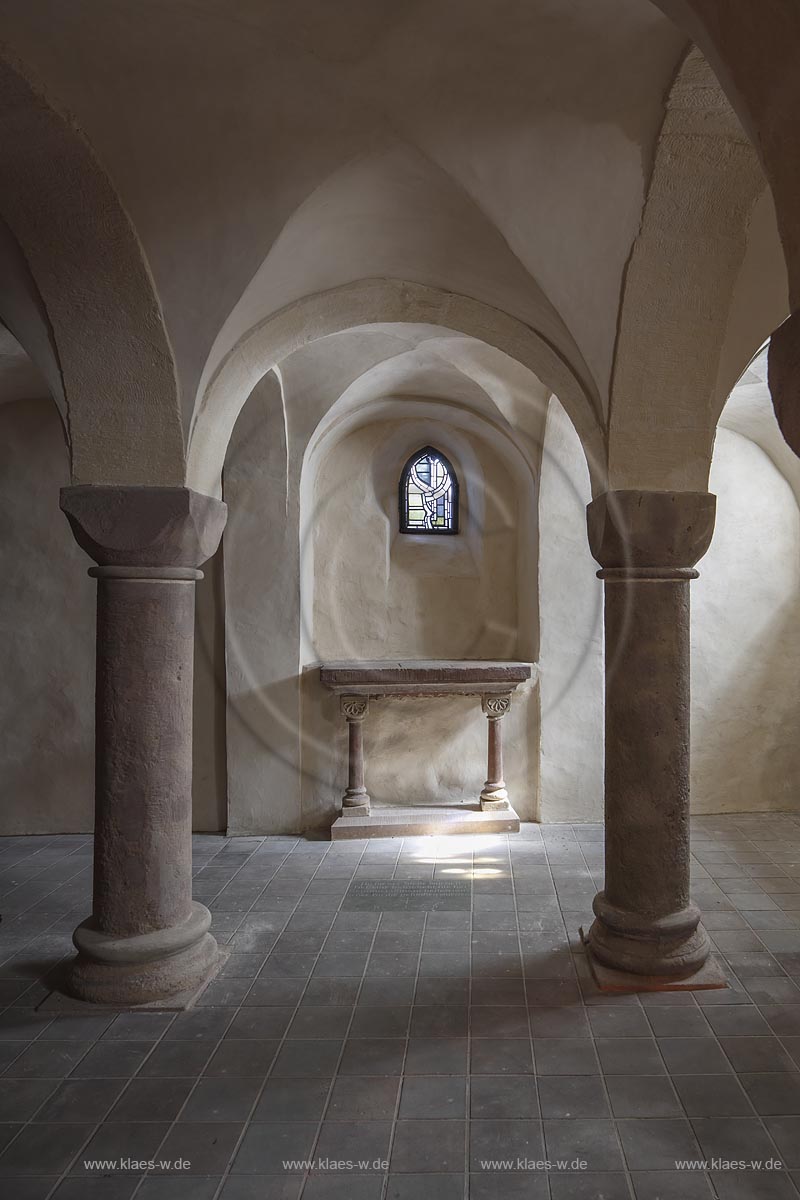 Zuelpich St. Peter Kirche Innenansicht, Kypta, Blick in die Suedkrypta mit Altar; Zuelpich church St. Peter  interior view of southcrypt, view to the altar.