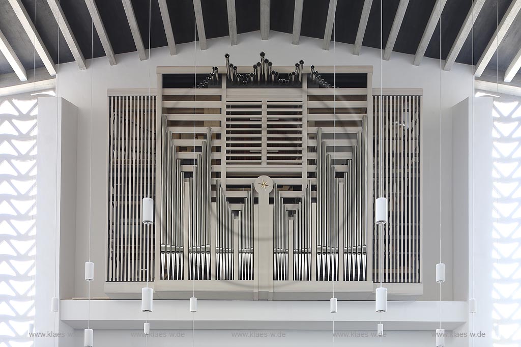 Zuelpich, St. Peter Kirche Innenansicht, die Orgel wurde 1984 von Orgelbau Weimbs unter Verwendung aelterer Teile nach rheinisch-romantischem Klangkonzept erstellt und erhielt 2013 ein neues Gehaeuse, dessen Prospekt auf die Architektur der Kirche Ruecksicht nimmt; Zuelpich church St. Peter interior view, organ.