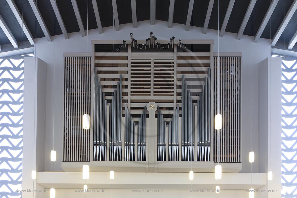 Zuelpich, St. Peter Kirche Innenansicht, die Orgel wurde 1984 von Orgelbau Weimbs unter Verwendung aelterer Teile nach rheinisch-romantischem Klangkonzept erstellt und erhielt 2013 ein neues Gehaeuse, dessen Prospekt auf die Architektur der Kirche Ruecksicht nimmt; Zuelpich church St. Peter interior view, organ.