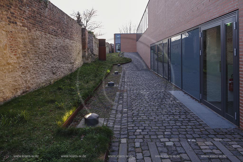 Zuelpich mittelalterlich Stadtmauer davor Cortenstahleinfassung; Zuelpich medieval town wall with corten steel bordering