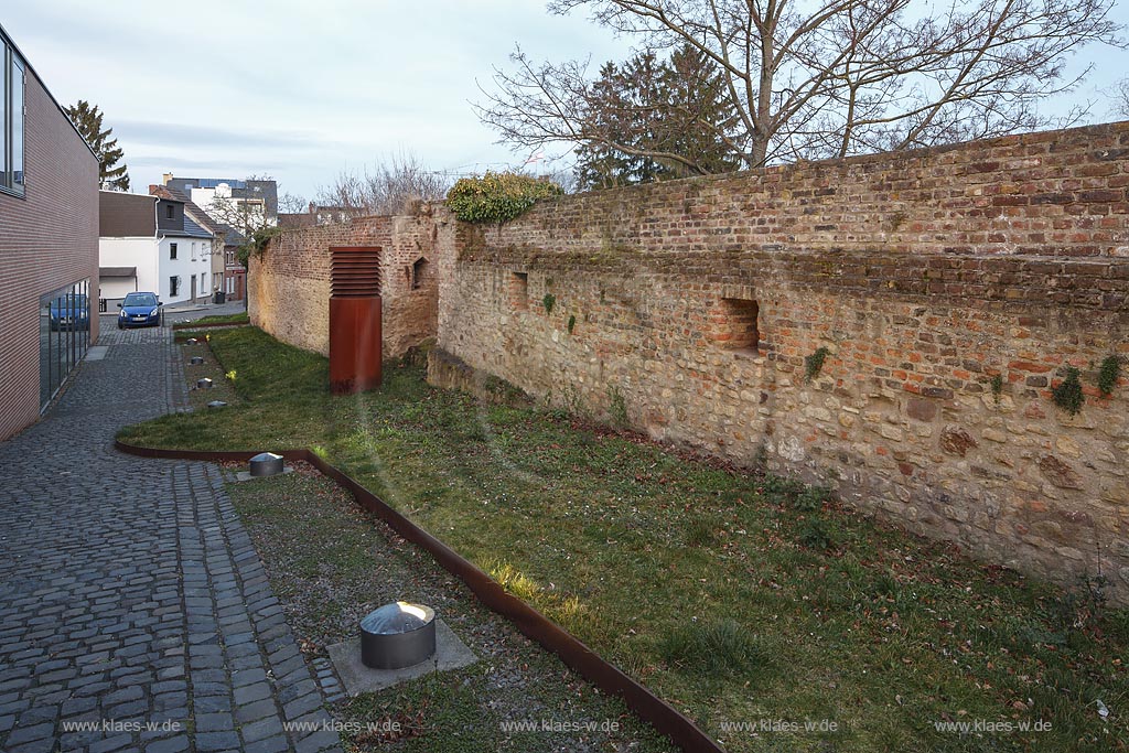 Zuelpich mittelalterlich Stadtmauer davor Cortenstahleinfassung; Zuelpich medieval town wall with corten steel bordering