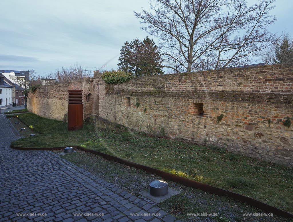 Zuelpich mittelalterlich Stadtmauer davor Cortenstahleinfassung; Zuelpich medieval town wall with corten steel bordering