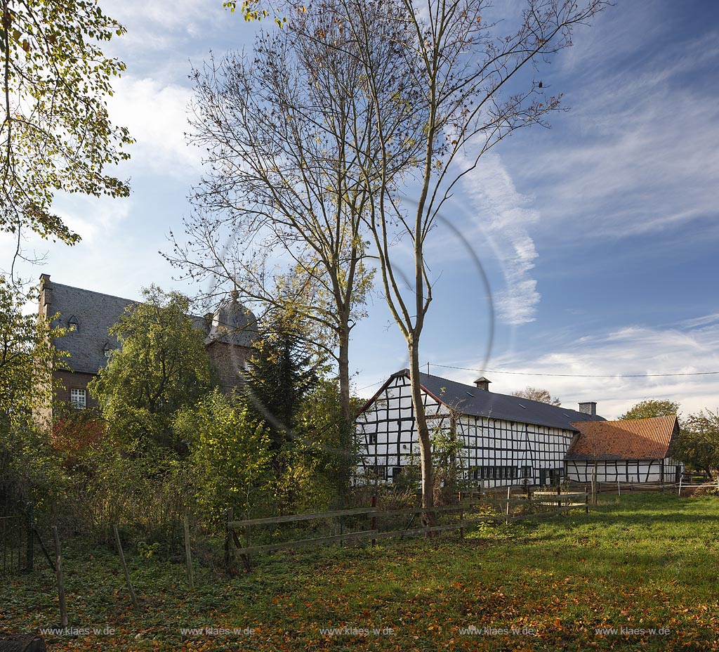 Zuelpich-Uelpenich, Haus Duerffenthal, ein Herrenhaus auf einer eigenen Insel und ein denkmalgeschuetzter spaetmittelalterlicher dreigeschossiger Bruchsteinbau mit Fachwerk-Wirtschaftsgebaeuden; Zuelpich-Uelpenich, manor house Haus Duerffenthal with framework estate buildings.