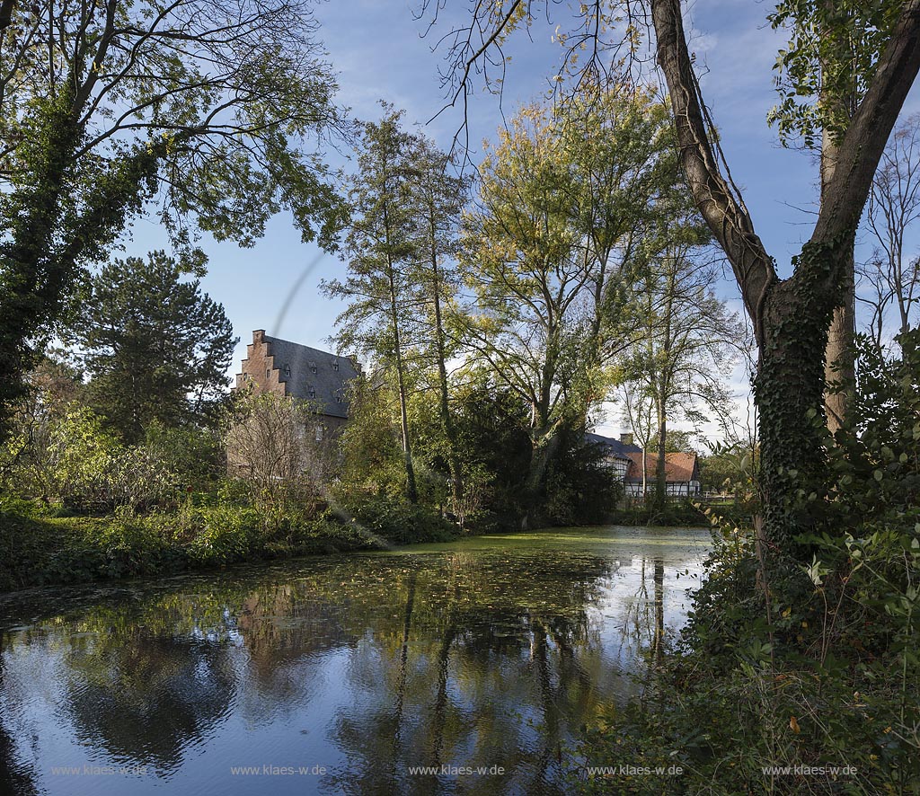 Zuelpich-Uelpenich, Haus Duerffenthal, ein Herrenhaus auf einer eigenen Insel und ein denkmalgeschuetzter spaetmittelalterlicher dreigeschossiger Bruchsteinbau; Zuelpich-Uelpenich, manor house Haus Duerffenthal.