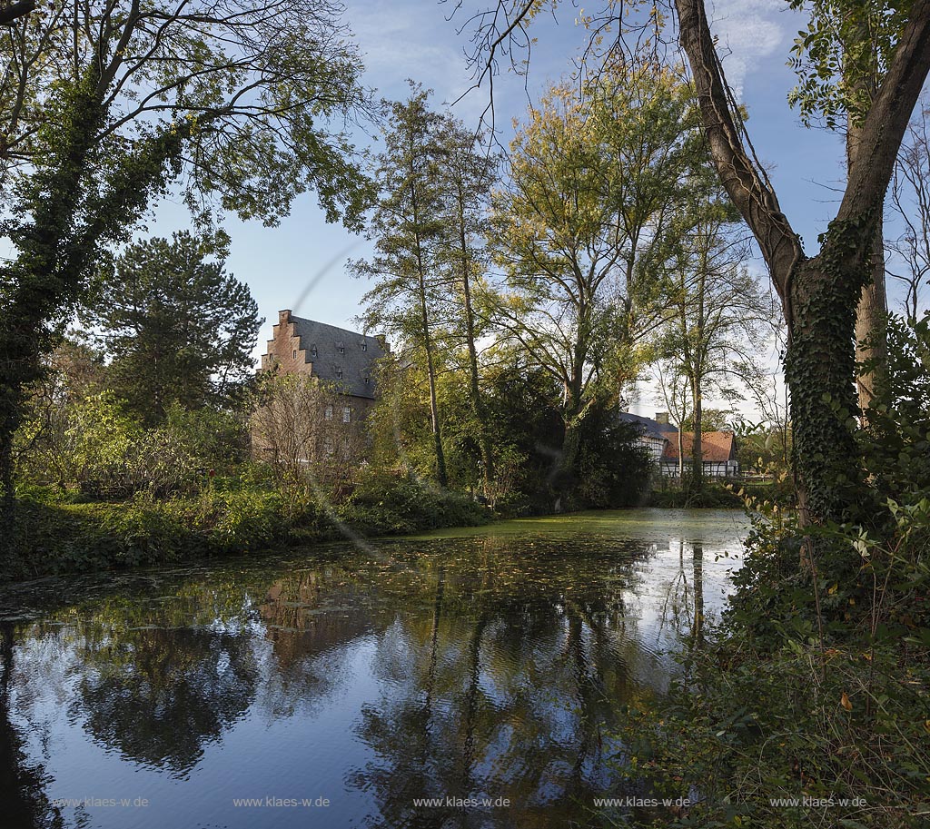 Zuelpich-Uelpenich, Haus Duerffenthal, ein Herrenhaus auf einer eigenen Insel und ein denkmalgeschuetzter spaetmittelalterlicher dreigeschossiger Bruchsteinbau; Zuelpich-Uelpenich, manor house Haus Duerffenthal.