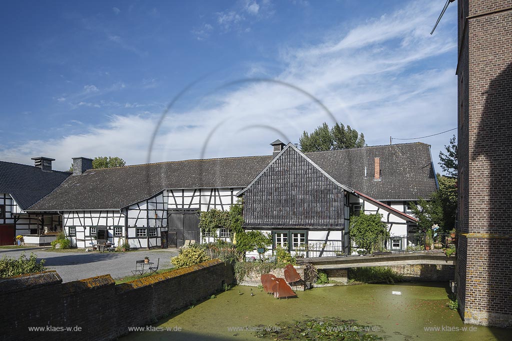 Zuelpich-Uelpenich, Haus Duerffenthal mit Fachwerk-Innenhof; Zuelpich-Uelpenich, mansion Haus Duerffenthal with an inner frame work yard.