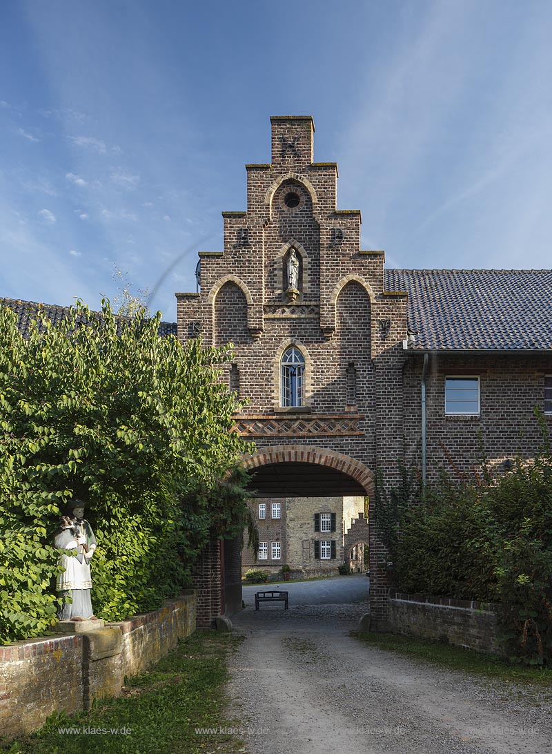 Zuelpich-Uelpenich, Blick durchs Torhaus auf Haus Duerffenthal; Zuelpich-Uelpenich, mansion Haus Duerffenthal with gate lodge.