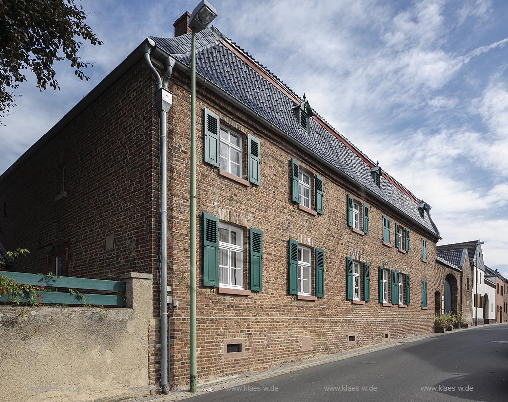 Zuelpenich-Uelpenich, "Maushof", ein ehemaliger Vierfluegelhof im Ortskern von Uelpenich; Zuelpenich-Uelpenich, farm building "Maushof".