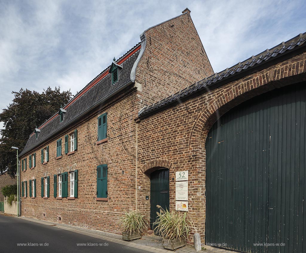 Zuelpenich-Uelpenich, "Maushof", ein ehemaliger Vierfluegelhof im Ortskern von Uelpenich; Zuelpenich-Uelpenich, farm building "Maushof".