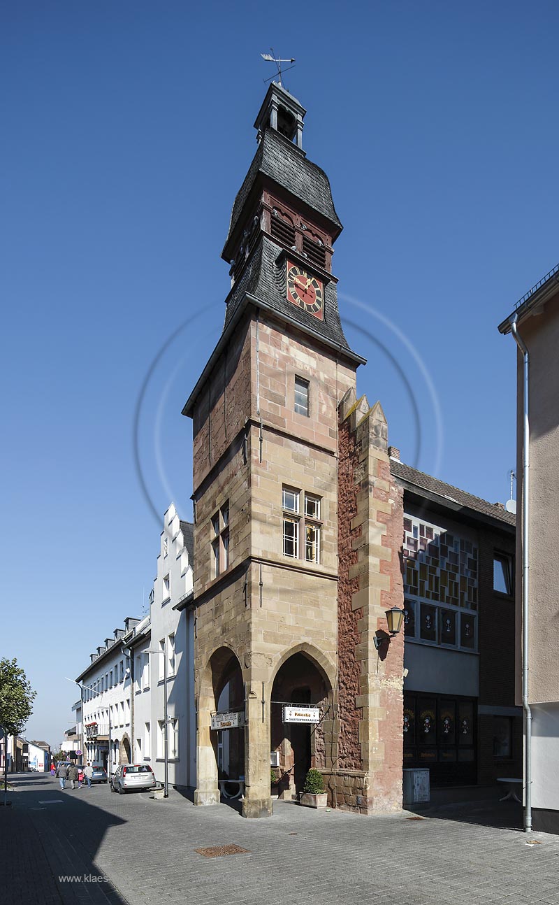 Zuelpich, viereckiger Rathausturm des ehemaligen Rathaus; Zuelpich, quadrangular tower of the once town hall.